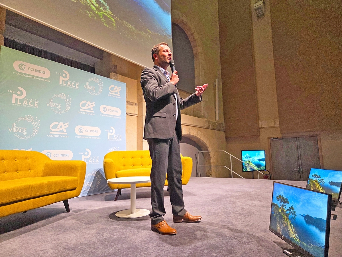 Antonin Gaunand en conférence, micro en main, sur scène